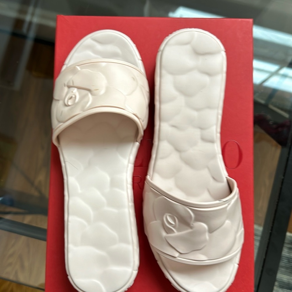 Valentineno Garavani good condition